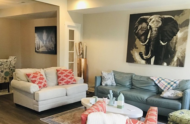 Bourbon/Derby City: Modern Newly Built Entire Home