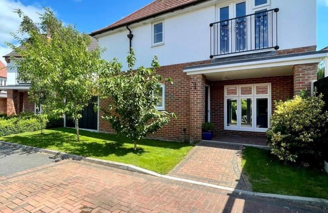 BOURNECOAST: FAMILY HOME IN CUL-DE-SAC WITH GARDEN - PARKING - WIFI - HB7358