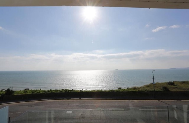 BOURNECOAST: MODERN HOME ON CLIFFTOP-SEA VIEWS, BALCONY, GARDEN & PARKING-HB6314