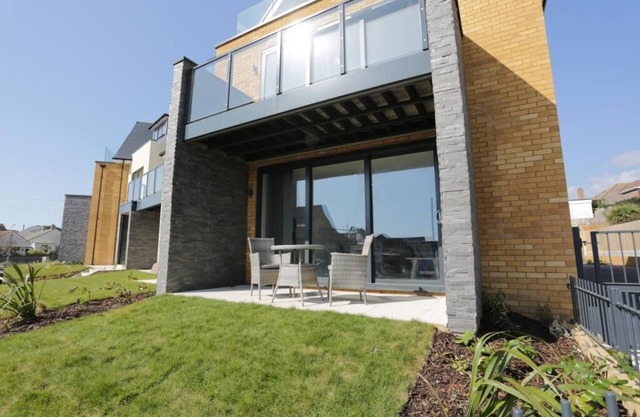 BOURNECOAST: MODERN 2 BEDROOM APARTMENT WITH PATIO CLOSE TO SANDY BEACH - FM8413