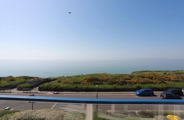 BOURNECOAST: PANORAMIC SEA VIEWS of Bournemouth Bay - BALCONY - WIFI - FM1410