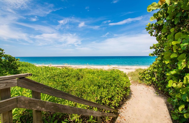 BOUTIQUE BUNGALOW. INTIMATE TROPICAL SETTING. STEPS TO BEACH.
