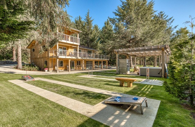 Boutique cabin on manicured acre. Hot tub. Path to beach. Wifi 200/10