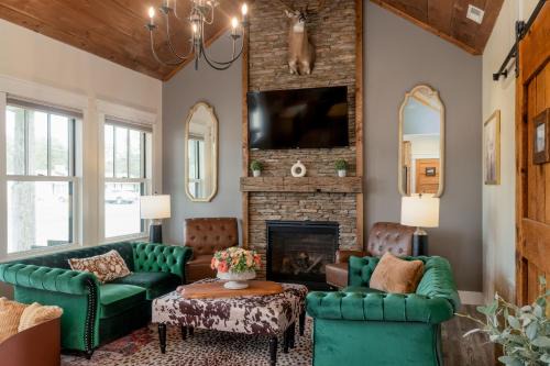 Boutique Luxury Stay Near JMU with 2 King Suites & Fireplaces