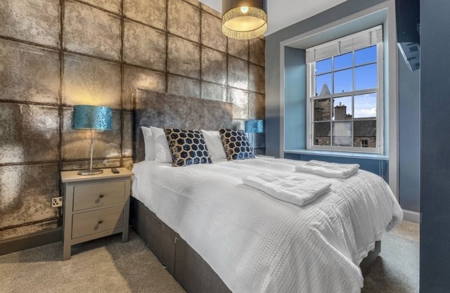 Boutique Modern Royal Mile Apartment Sleeps 4