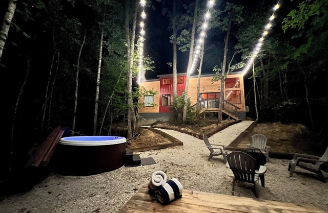 Box Car Cabin | Brand new | Hot Tub| | Fire Pit