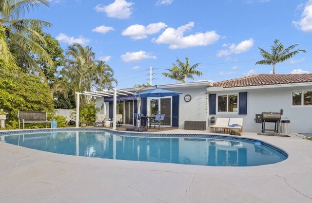 Boynton Bouy - 2 bed pool home with private dock