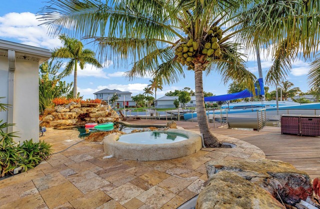 Bradenton Pool Home on the water !