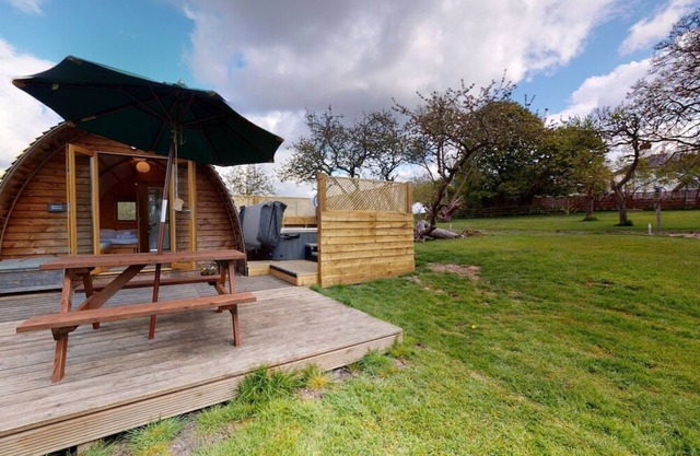 Bramley - Delightful en-suite wigwam with hot tub
