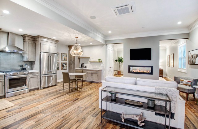 Brand New 1 Bedroom Luxury Bungalow steps from Sonoma Plaza