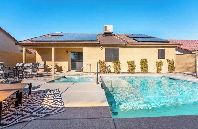 Brand New 4 Bedroom Home w/Pool, Spa, & Golf!