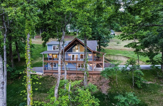 Brand-New Cabin/Expansive Views/Fireplace/Media Room