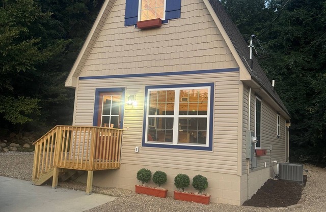 Brand New Cabin with Hot Tub-Walk to Bathhouse Rown"The Cuckoo's Nest"