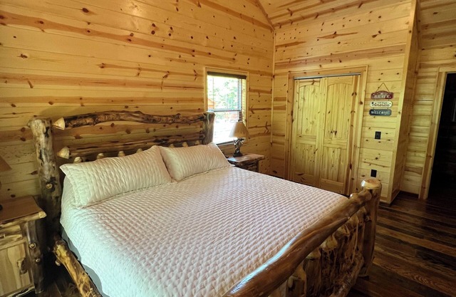 Brand new Cozy 2-bedroom cabin in Murphy, NC!