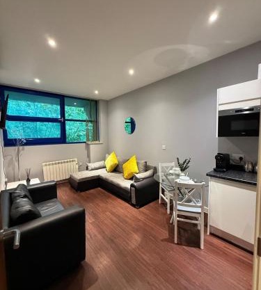BRAND NEW - For 4 - 3min Heathrow Airport, Windsor Castle
