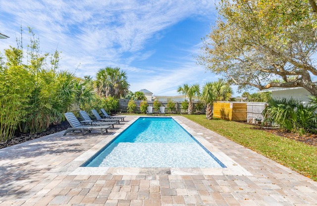 Brand New Heated Pool! Remodeled 3 Bedroom Cottage/Steps to the beach!