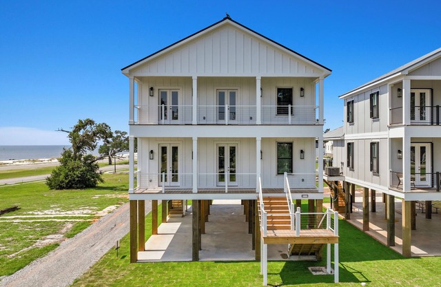 Brand New Home Steps from Beach! Close to Aquarium and Casino