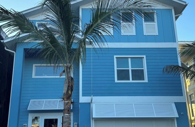 Brand new home. Spacious 4 bdm, 6 bath just steps away from beach and downtown