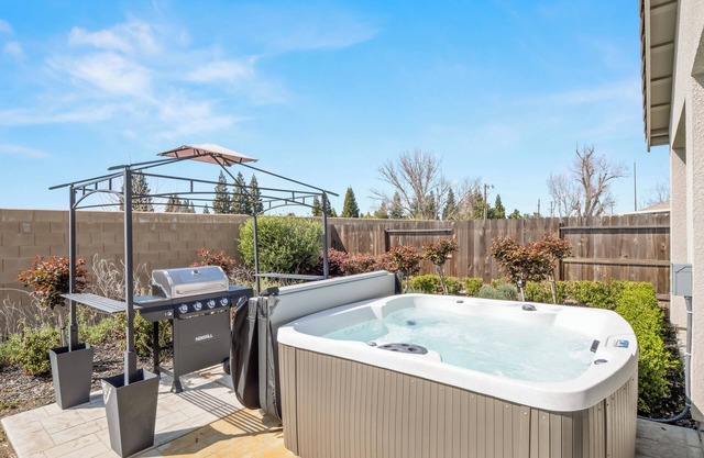 Brand New, Hot Tub, King Suite, BBQ, Fire Pit!
