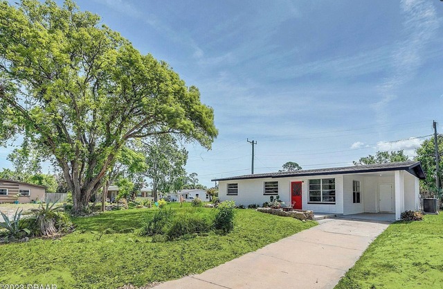 Brand new inside corner house with a large screened patio and mins to beach