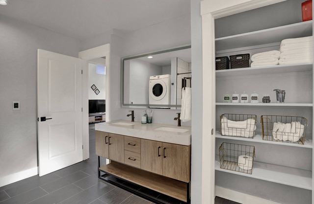 Brand New Luxury 1-Bedroom Minutes from Downtown & Hiking