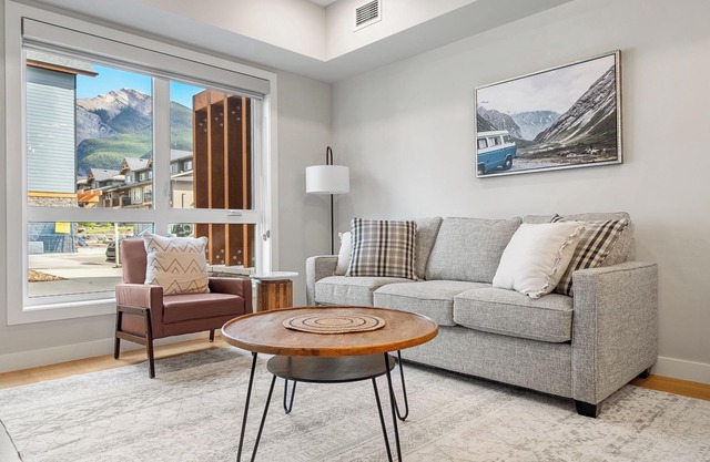 Brand New Luxury Condo! Nature, Views & King Bed!