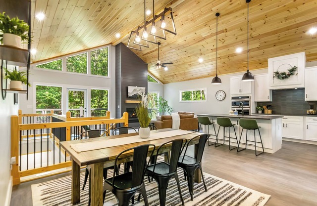 BRAND NEW Luxury Cabin with Fire Pit + Game Room + 5 TV's + Comfortable Beds