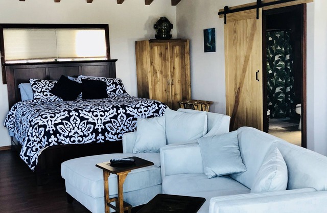 Brand New Luxury Studio in the Heart of Kailua Kona- Ocean View, 1 mile to Beach