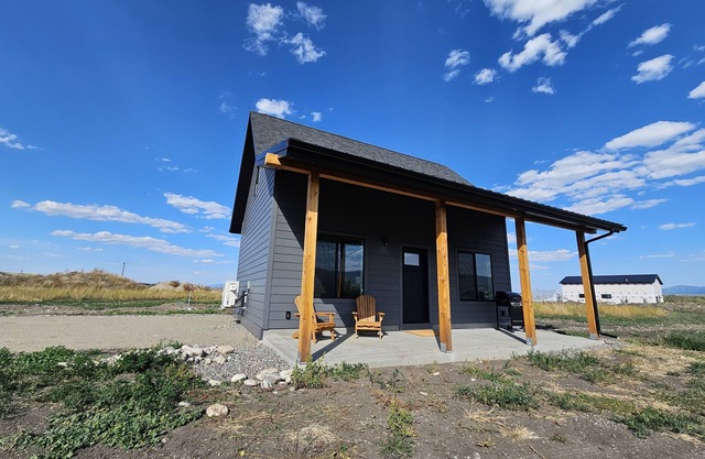 BRAND NEW Mountain View Cabin, Rural Setting 30 Min. from Big Sky! Dogs Welcome!