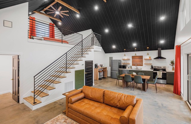 BRAND NEW Mountain Barndominium Retreat/Sleeps 6/4 Miles to Main St