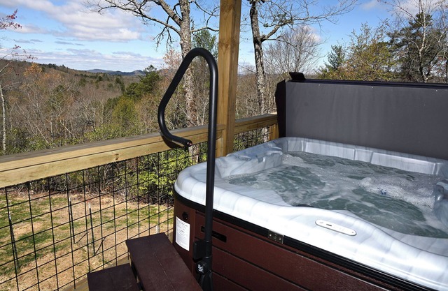 *BRAND NEW* Mountain View Cabin close to the Folk School with Gas Fire Pit & Hot Tub