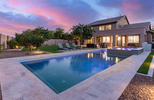 Brand new pool, HUGE hot tub, foosball, BBQ, 4 bedroom, 3.5 bath