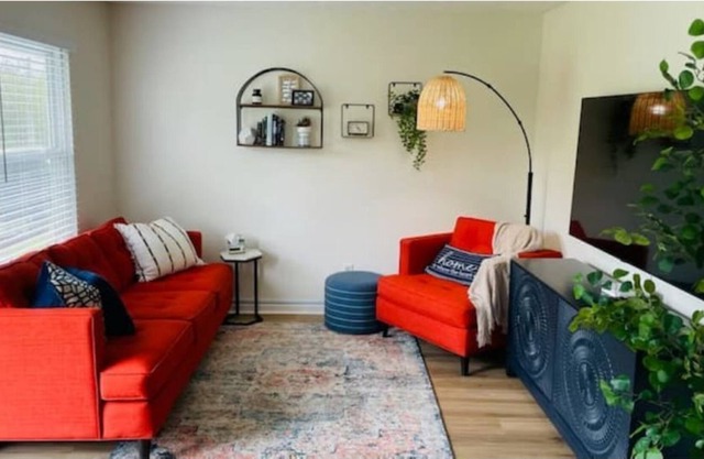 BRAND NEW* Renovated! 2 Bedrooms, 1 Bathroom, Stocked Kitchen! Sleeps 4!
