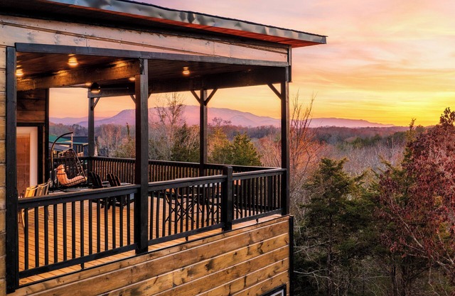 Brand New Sunset Luxury Cabin with Hot Tub! Amazing View!
