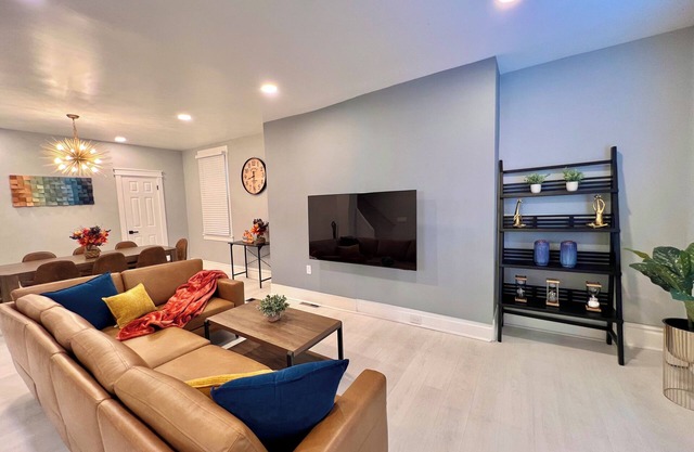 Brand New University-Themed Home ON Pitt Campus, Outdoor Dining, Free Parking