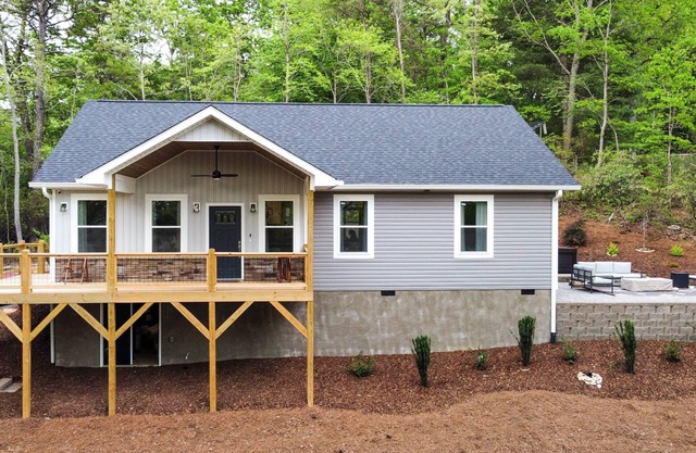 Brand new✦HOT TUB✦15min to Asheville✦Hilltop views!