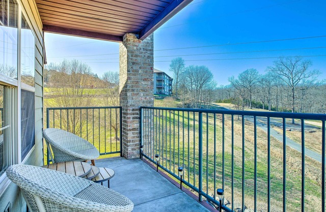 Branson Condo w/Balcony on Ledgestone Golf Course