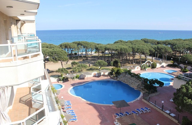 Bravaholidays-250. Great views, Swimming pool, Air Conditioning. 2 bedrooms