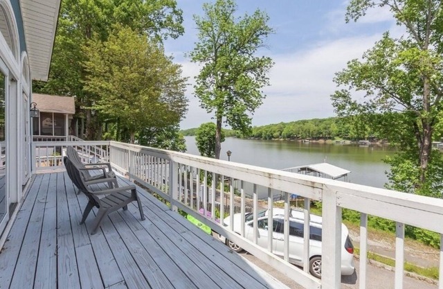 Breathe taking views & sleeps 14 at our Lake house at Beaverdam TN River KY Lake