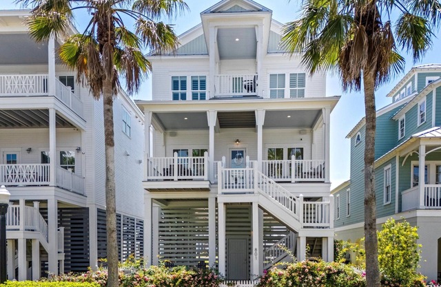 Breathtaking 4-bedroom beach house w/Elevator! Located between pool and beach!