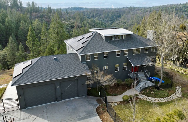 Breathtaking Sierra Foothills Sunset Views w/hot tub, volleyball, and EV charger