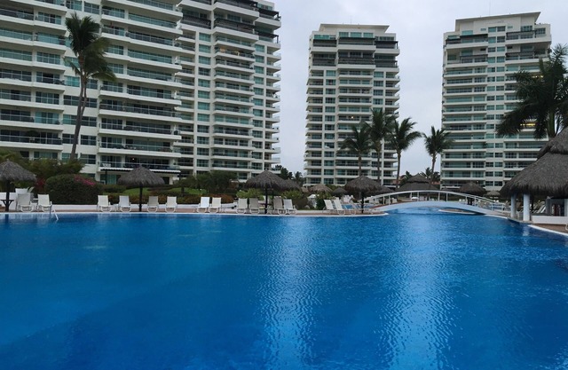 Breathtaking Sunsets, Beautiful Luxury Condo, Oceanfront in Shangrila
