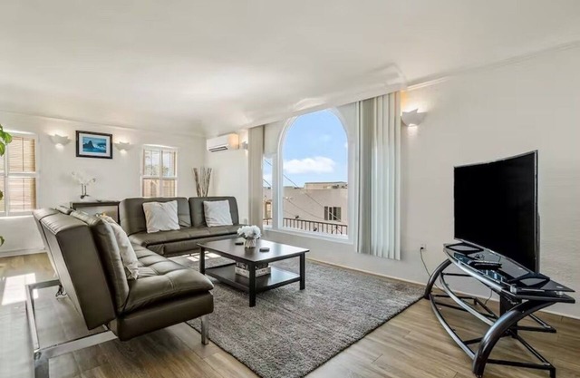 Breathtaking View 2BD/1BTH Unit in Central SD