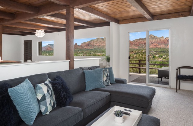 Breathtaking Views from this private mountain top getaway!
