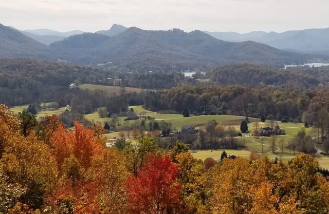 Breathtaking Views of Lake Chatuge & Mountain Harbour Golf Course.