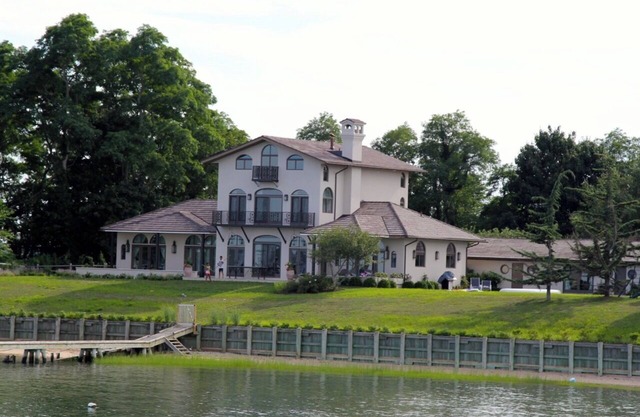 Breathtaking waterfront 5-bedroom house in charming Shelter Island with pool