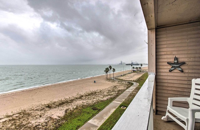 Breezy Beachfront Condo in Heart of Corpus Christi