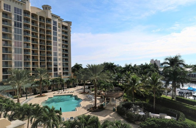 Breezy condo with poolside views!