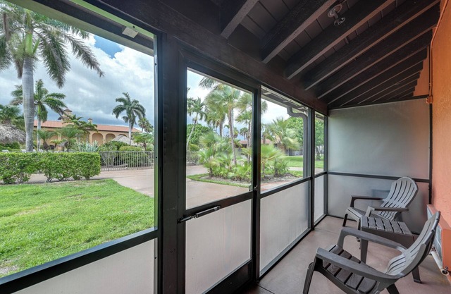 Breezy Naples Studio Condo w/Screened Porch!