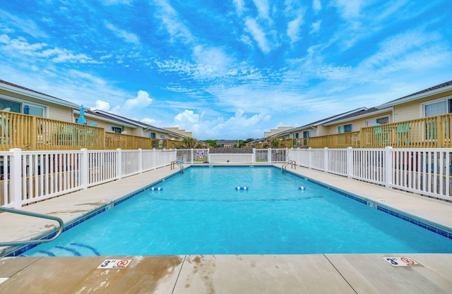 Breezy Pine Knoll Shores Escape: Walk to Beaches!